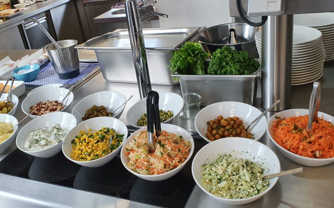 Salatbuffet mit zahlreichen Toppings