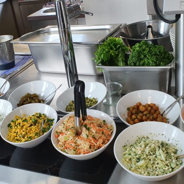 Bunter Salat mit 14 Toppings