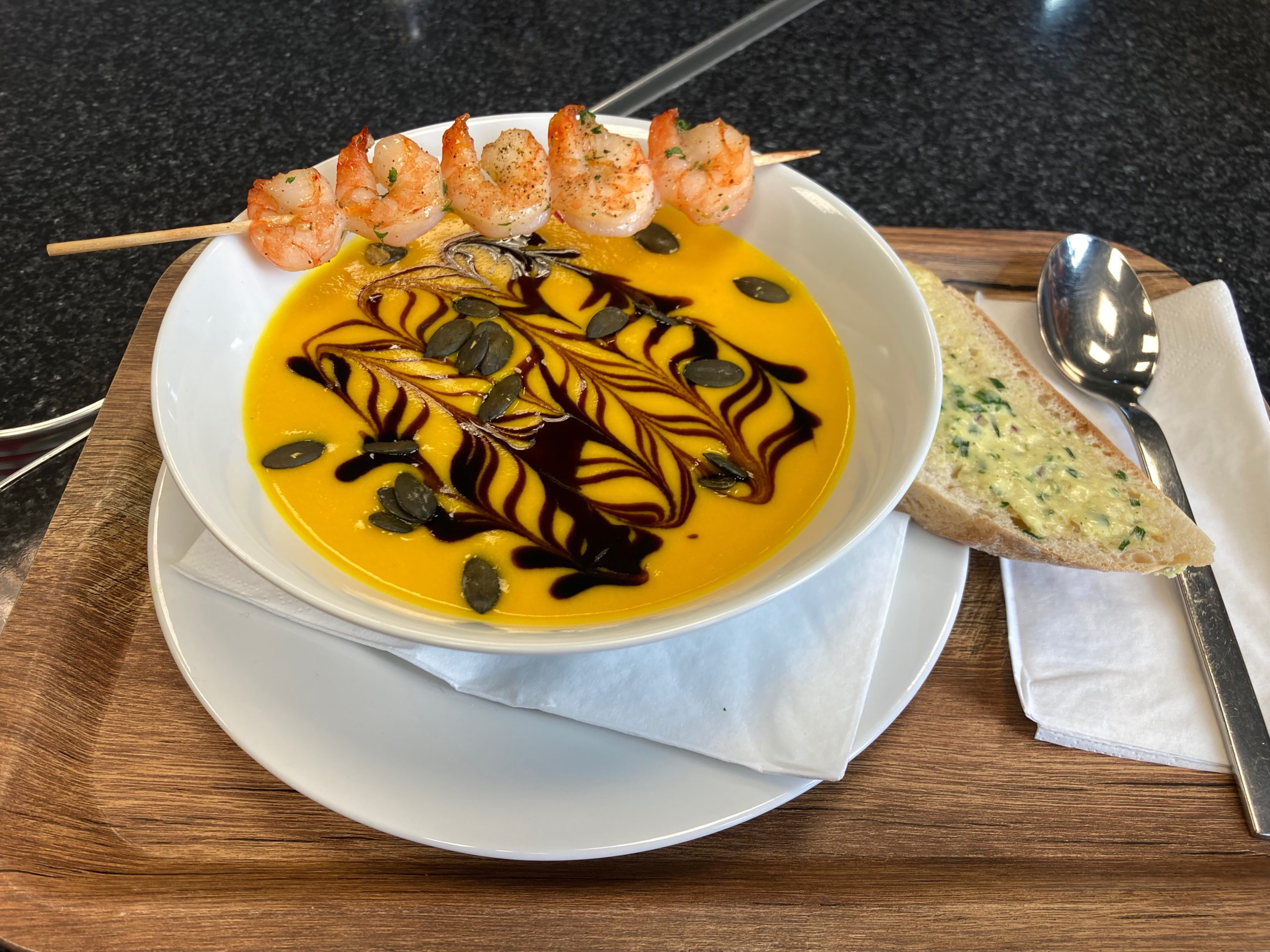 Kürbis Kokos Ingwer Creme Suppe mit pikantem Gambaspiess