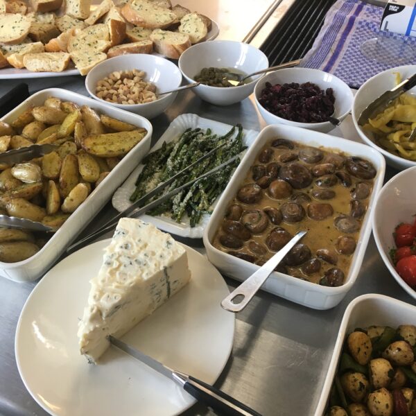 Salattag mit 12 -14 verschiedenen Toppings