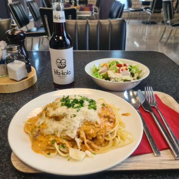 Pasta mit Thunfisch Kapern Oliven Sauce